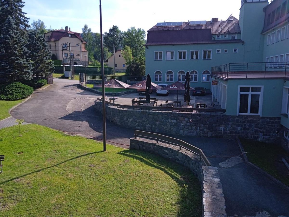 Hotel Forestyma Годонін Екстер'єр фото