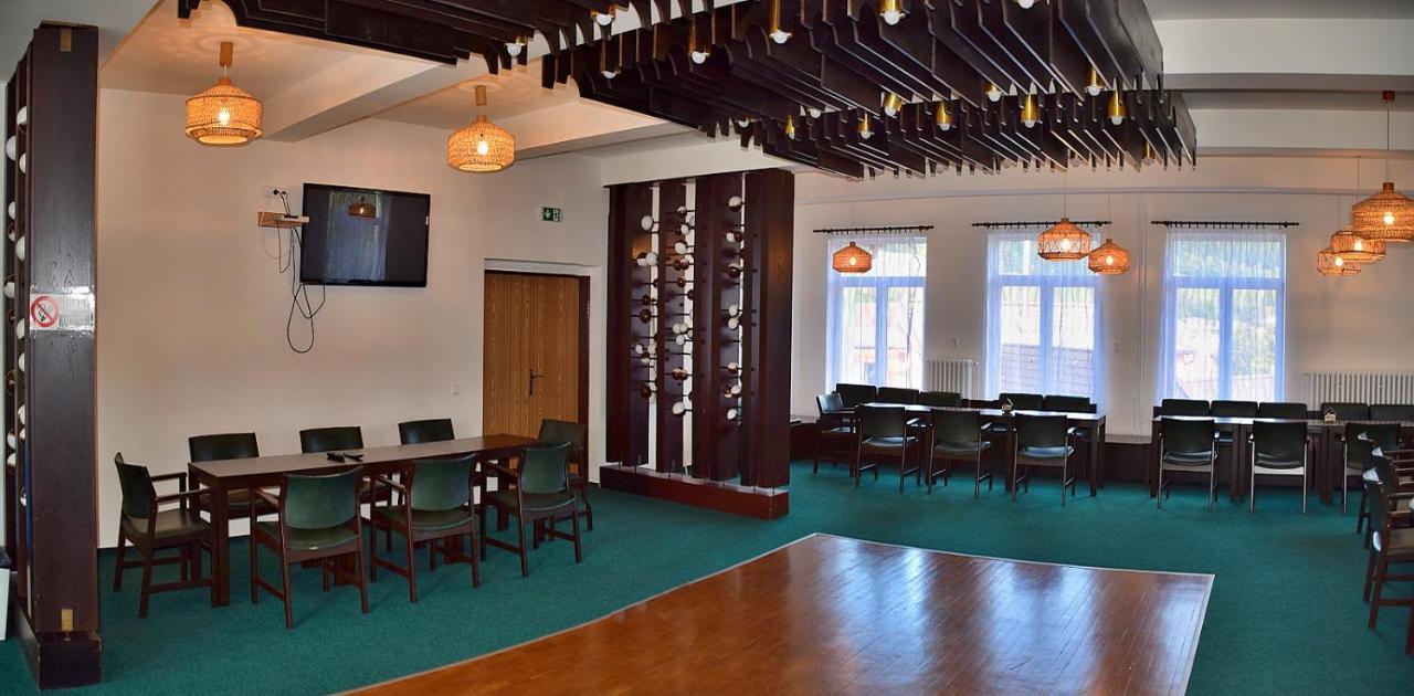 Hotel Forestyma Годонін Екстер'єр фото
